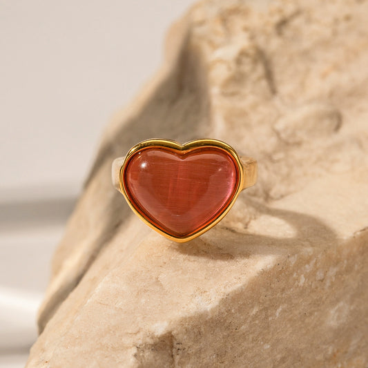 Klassischer, modischer Ring aus 18-karätigem Gold mit Liebeseinlage im Katzenaugen-Design