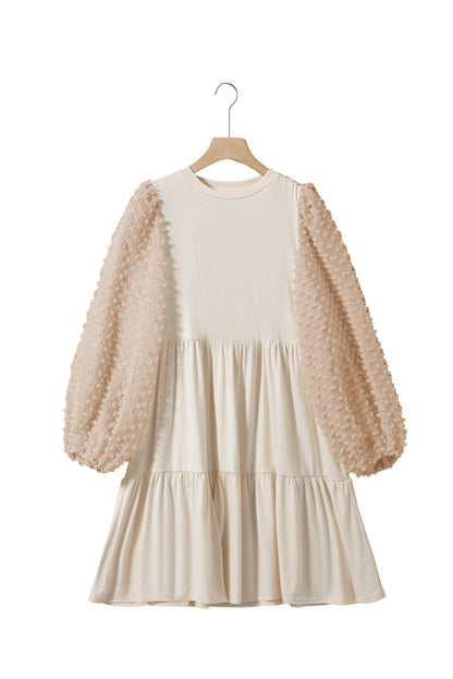 Robe courte beige à volants et manches lanternes à pois suisses