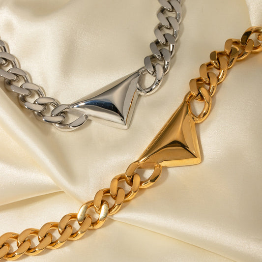Halskette aus 18-karätigem Gold mit übertriebenem Dreiecksdesign und kubanischer Kette