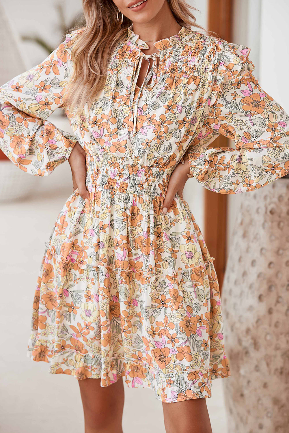 Weißes, gesmoktes, gestuftes Kleid mit Boho-Blumendruck