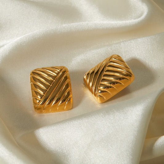 Boucles d'oreilles au design tressé carré rétro classique en or 18 carats