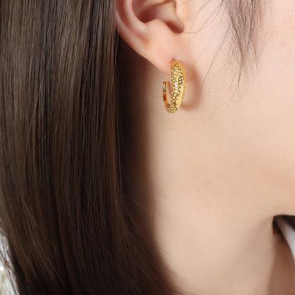 18K Gold Exquisite Simple C-shaped Irregular Forged Pattern Design Versatile Earrings