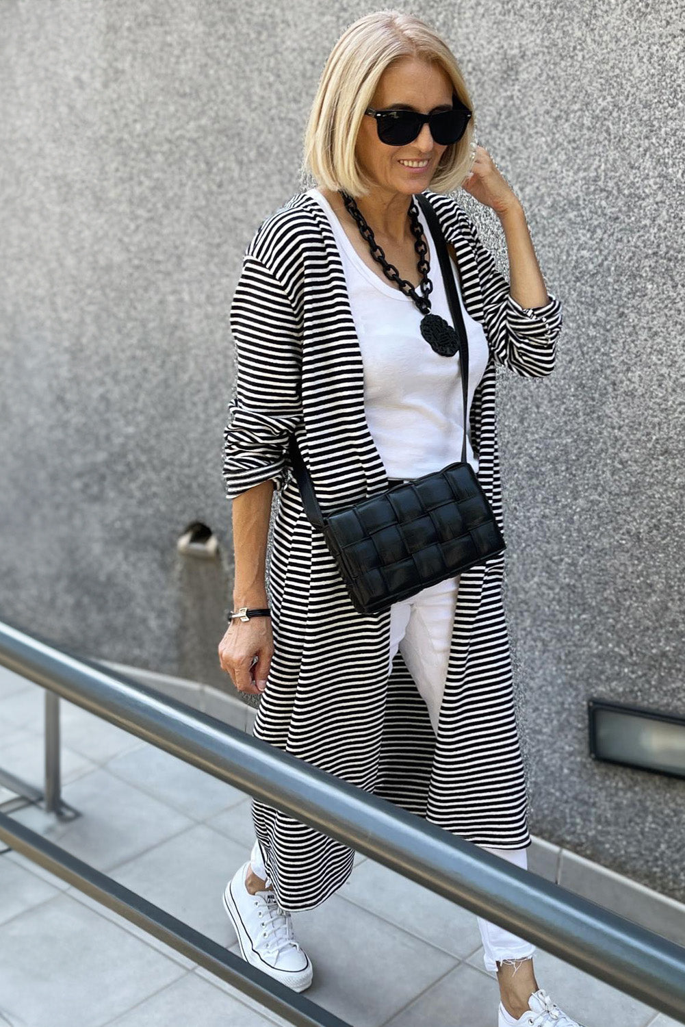 Cardigan long ouvert sur le devant à imprimé rayé noir et blanc