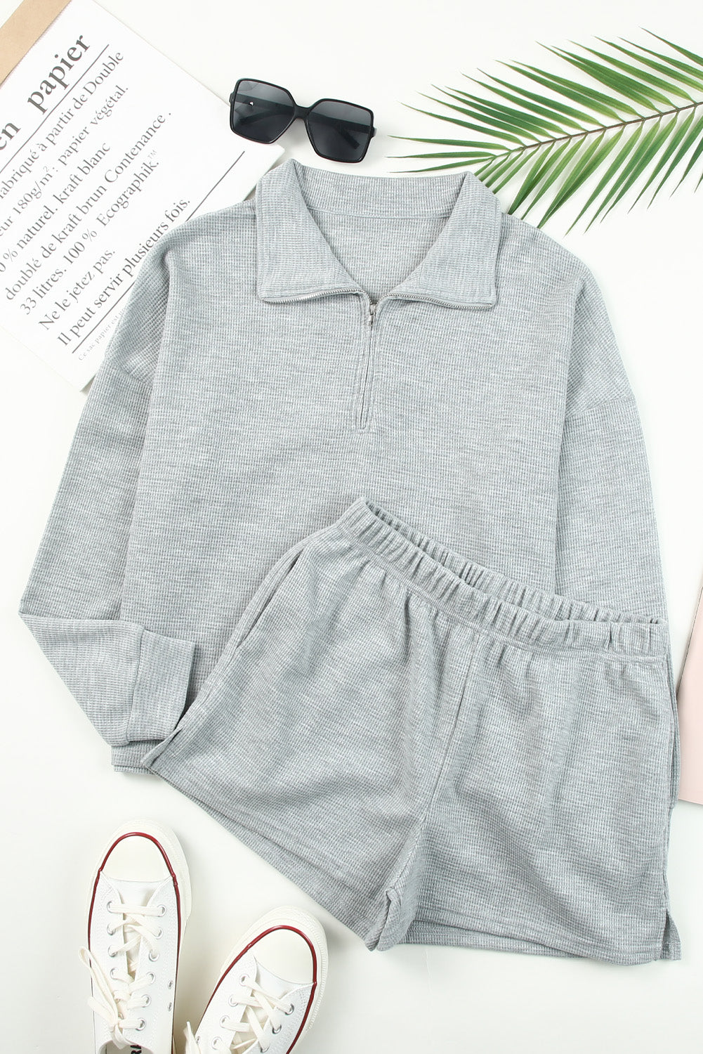 Graues Set aus geripptem Sweatshirt mit Reißverschluss und Shorts mit hoher Taille