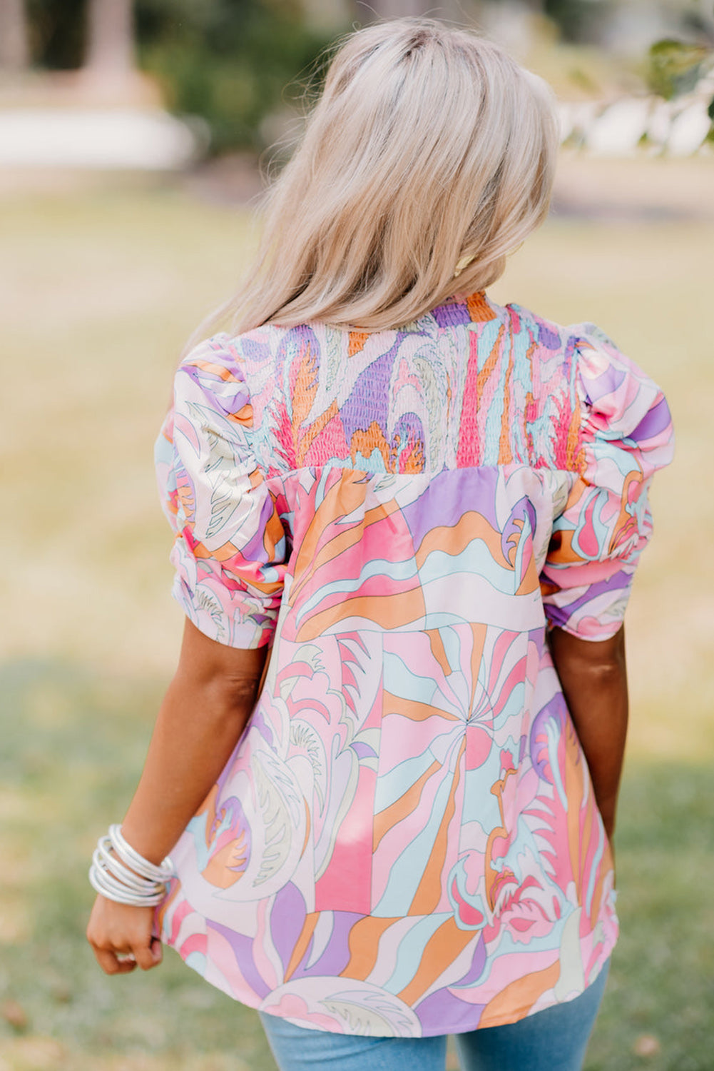 Blouse smockée rose à manches bulles et imprimé abstrait