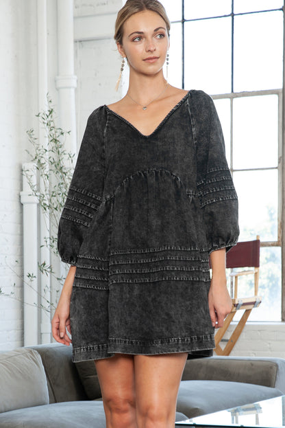 Robe en jean noire à délavage foncé, taille empire, col en V