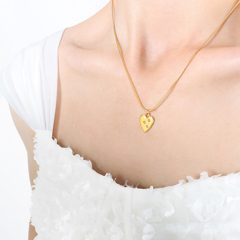 18K gold light luxury and noble love necklace with diamond design and simple style