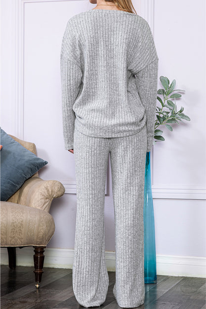 Hellgraues, lockeres Loungewear-Set aus geripptem Strickoberteil und Hose mit V-Ausschnitt