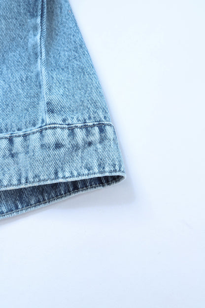 Veste en jean bleu ciel à manches à carreaux et lavage moyen