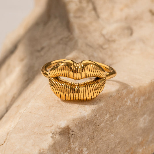 18K gold novel and trendy lip pattern design ring