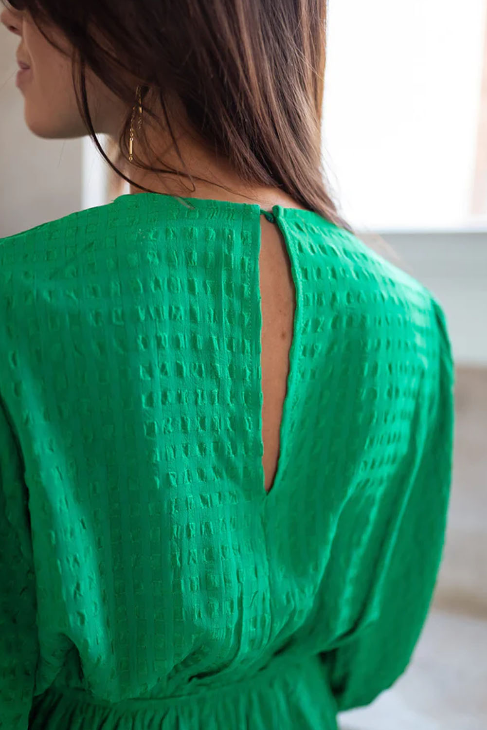 Mini-robe de couleur unie à col rond et manches bouffantes vert foncé