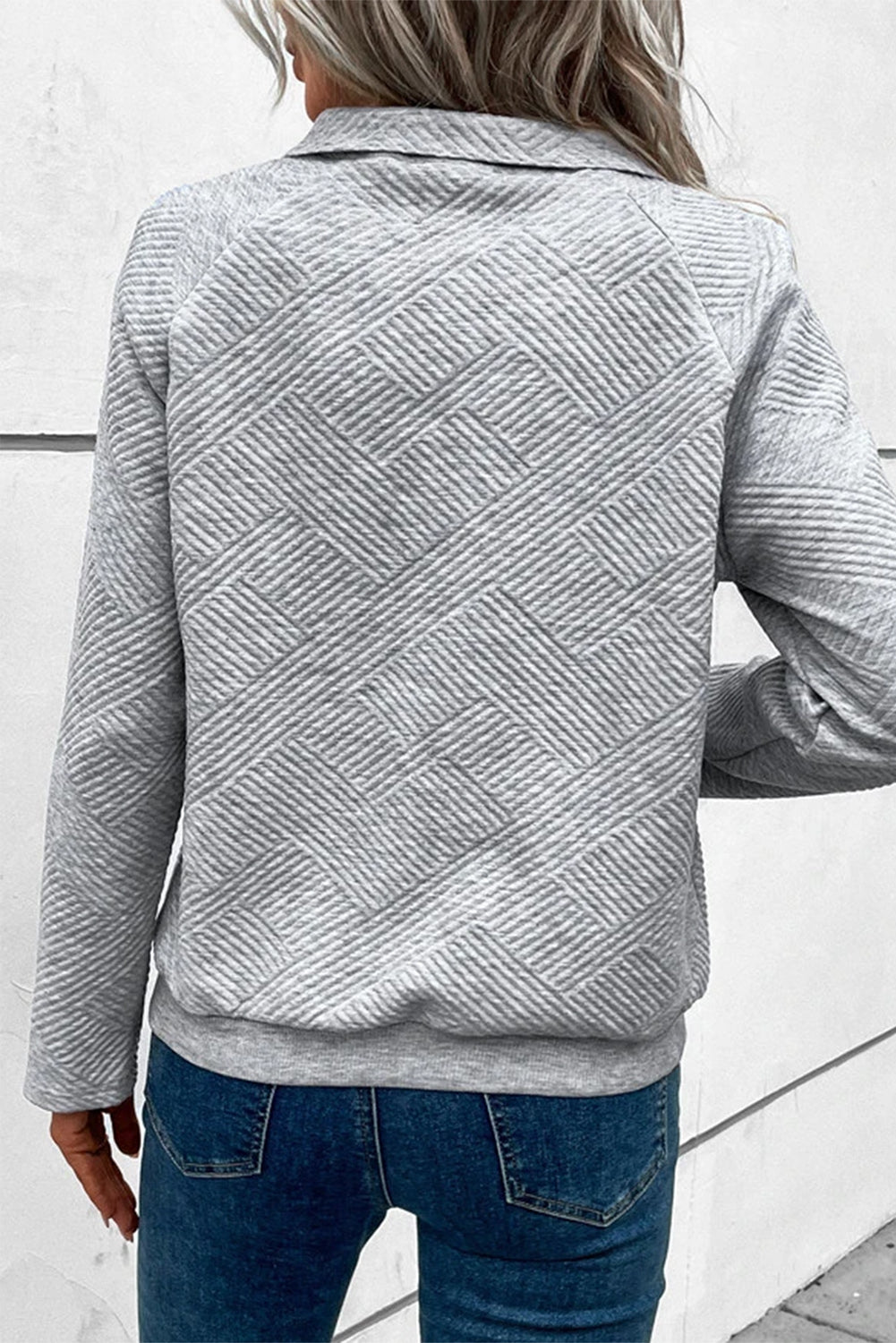 Schwarzes, strukturiertes Sweatshirt mit Henley-Kragen und Kängurutasche