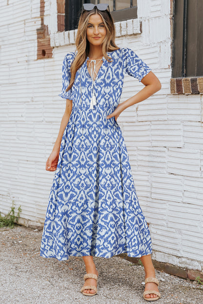 Himmelblaues, lässiges Maxikleid mit geometrischem Print und V-Ausschnitt