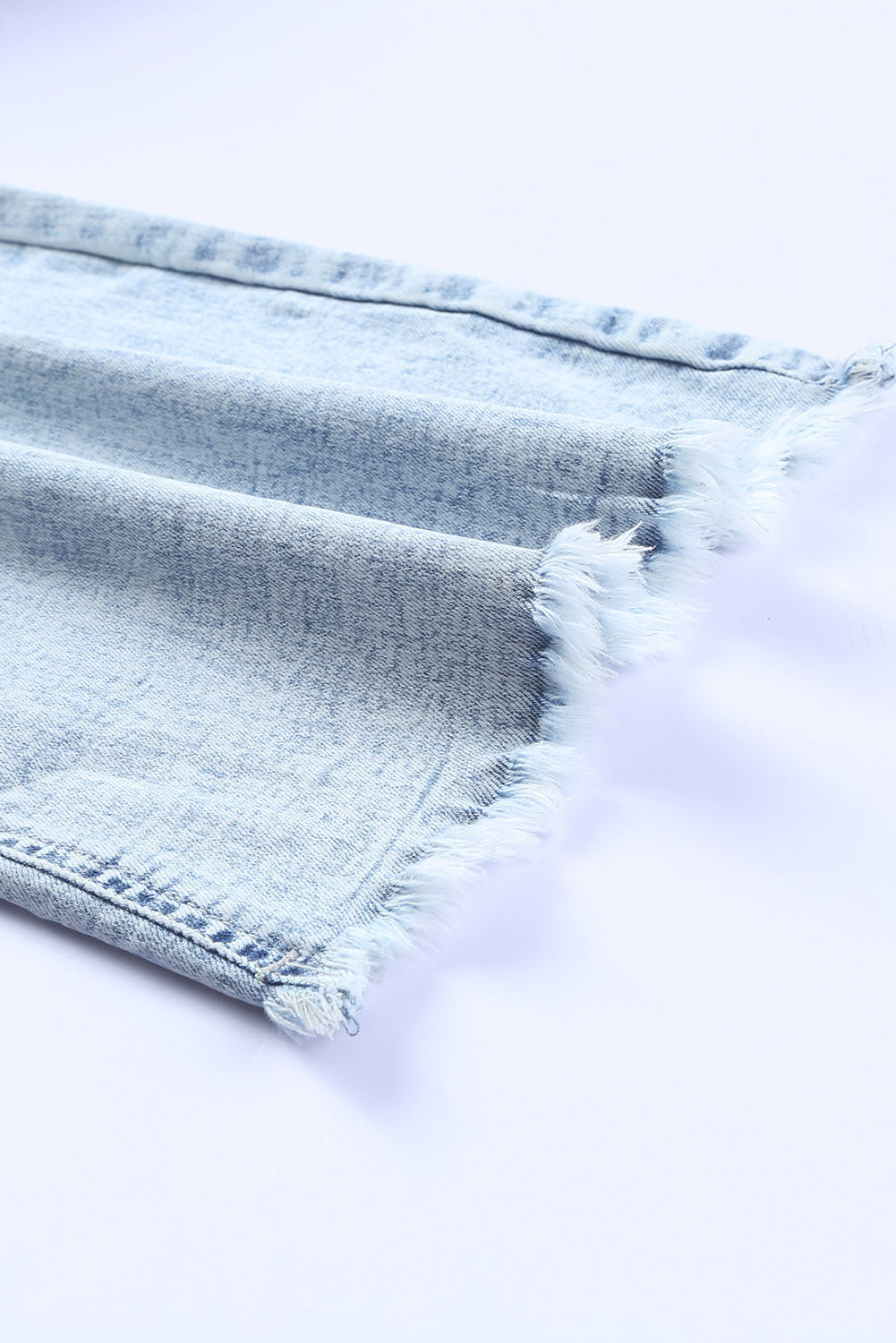 Himmelblaue Flare-Jeans in Distressed-Acid-Waschung