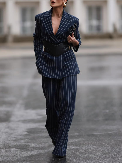 Ensemble élégant blazer rayé et pantalon taille haute