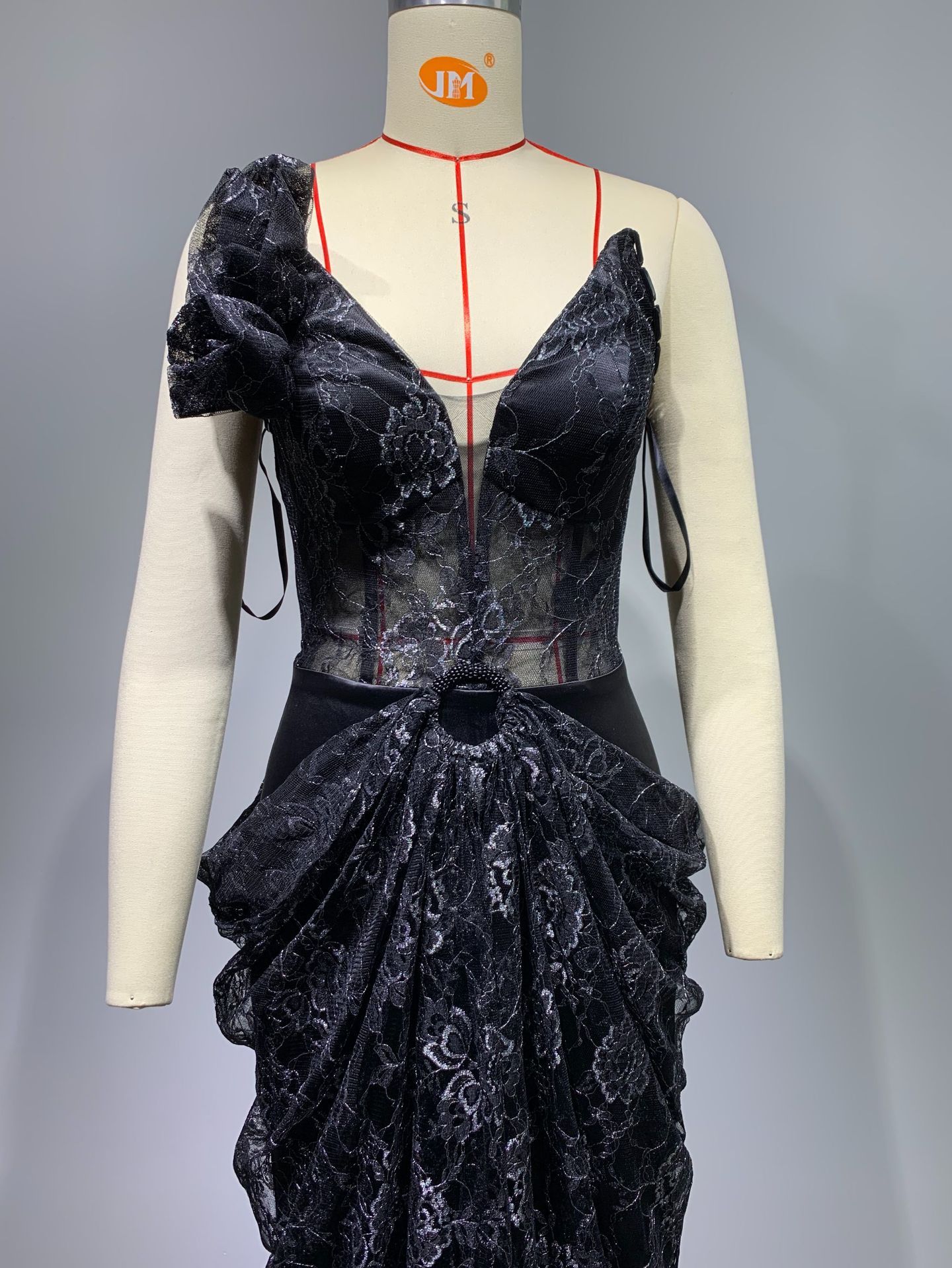 Robe amincissante noire élégante en dentelle à grandes fleurs, sans manches, dos nu