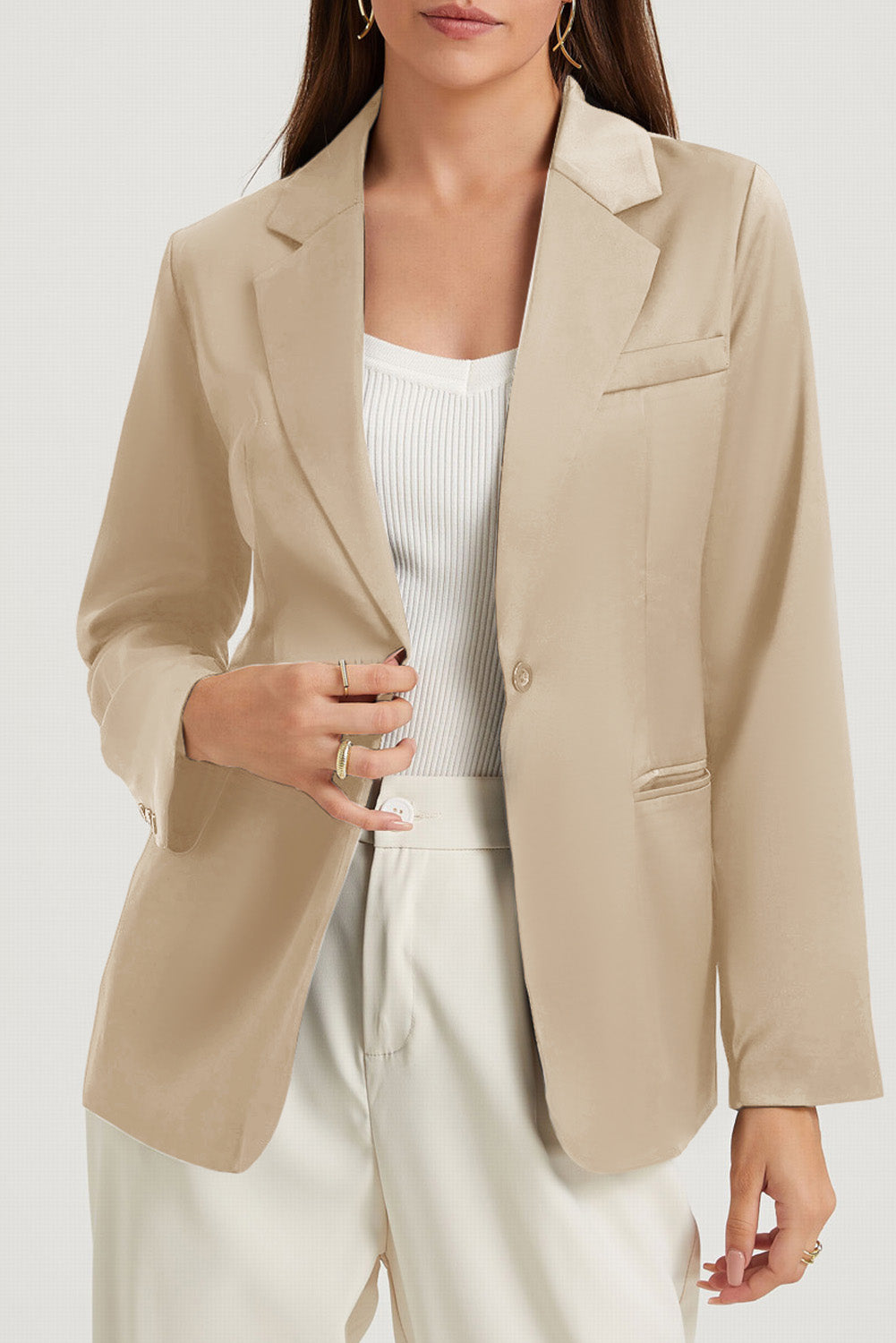 Blazer blanc avec poches et bouton unique, col à revers