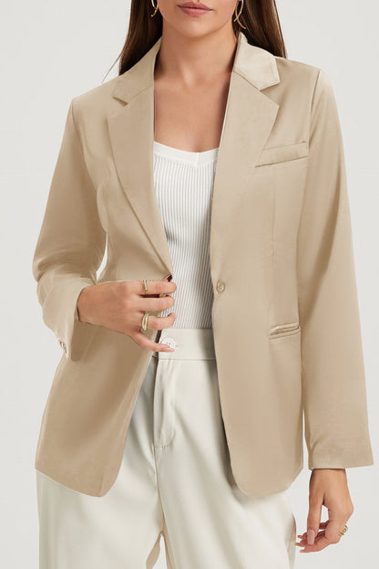 Blazer blanc avec poches et bouton unique, col à revers