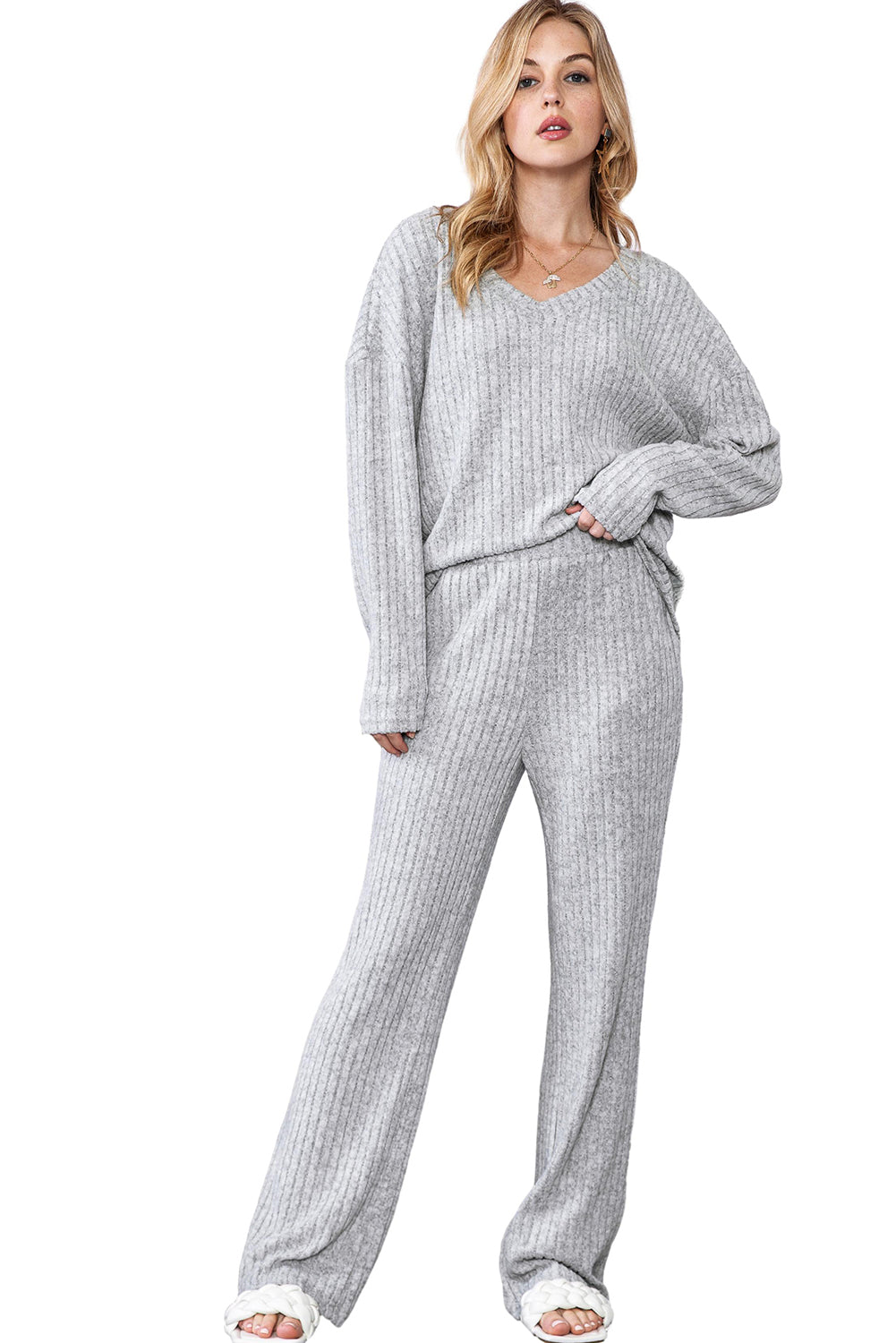 Hellgraues, lockeres Loungewear-Set aus geripptem Strickoberteil und Hose mit V-Ausschnitt