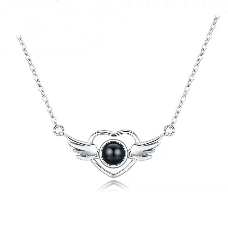 Noble and light luxury love with wings projection necklace