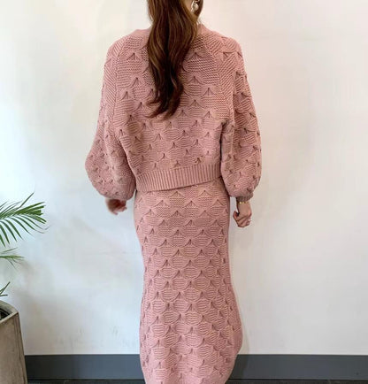 Einreihiger Anzug mit Strickjacke und Mantel mit Laternenärmeln