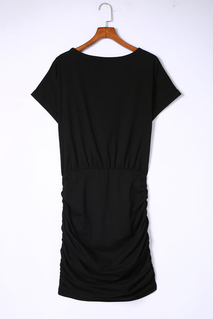 Robe chemise courte moulante froncée noire avec poche poitrine