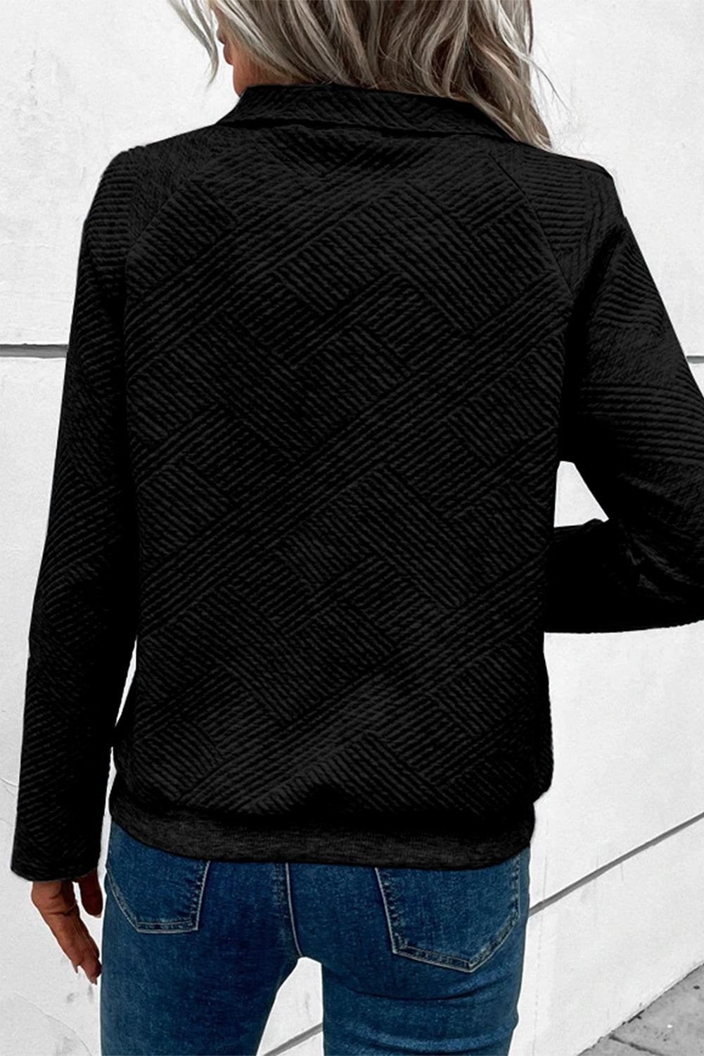 Schwarzes, strukturiertes Sweatshirt mit Henley-Kragen und Kängurutasche