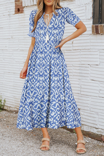 Himmelblaues, lässiges Maxikleid mit geometrischem Print und V-Ausschnitt