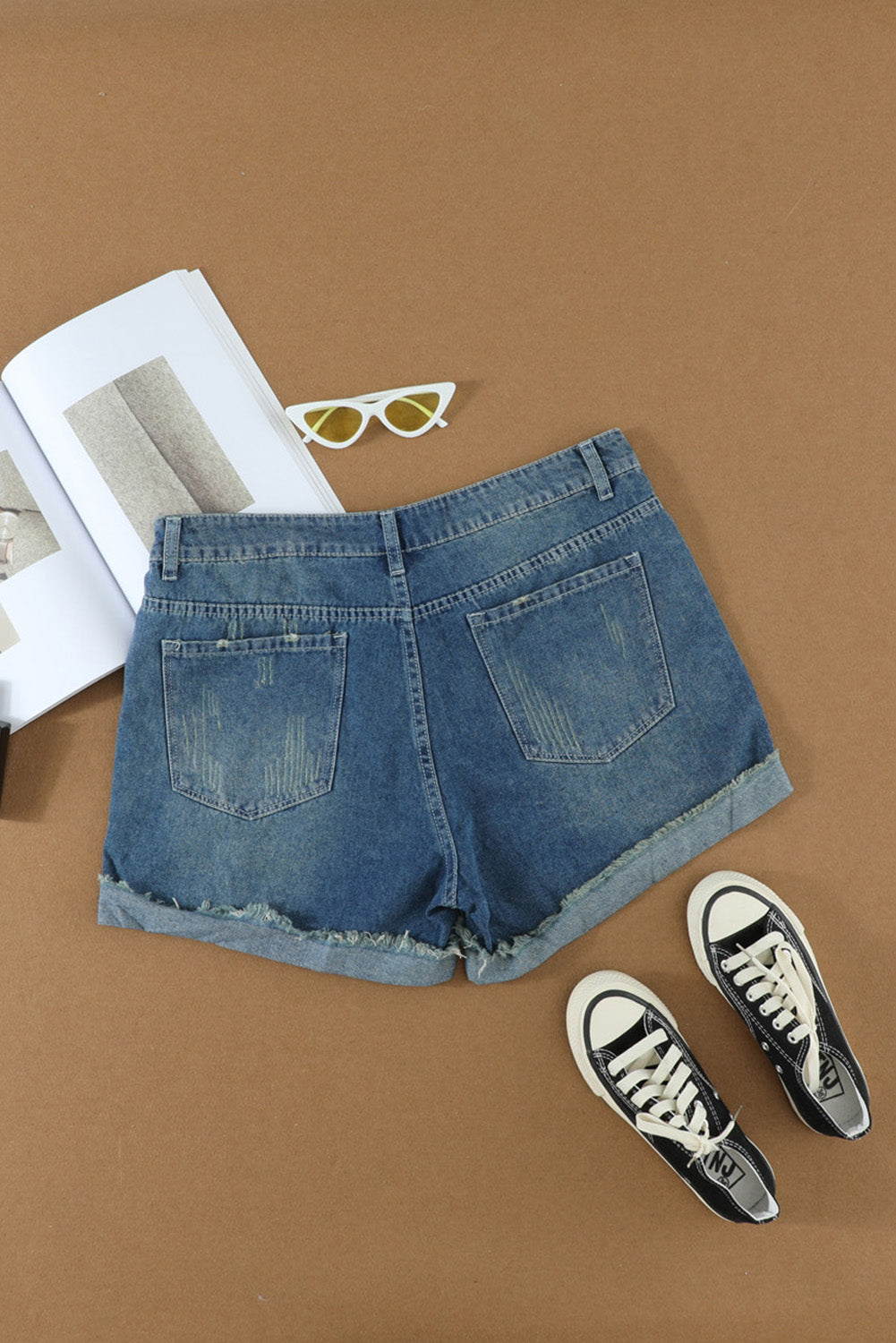 Jeansshorts in Distressed-Optik mit gerolltem Saum in Himmelblau