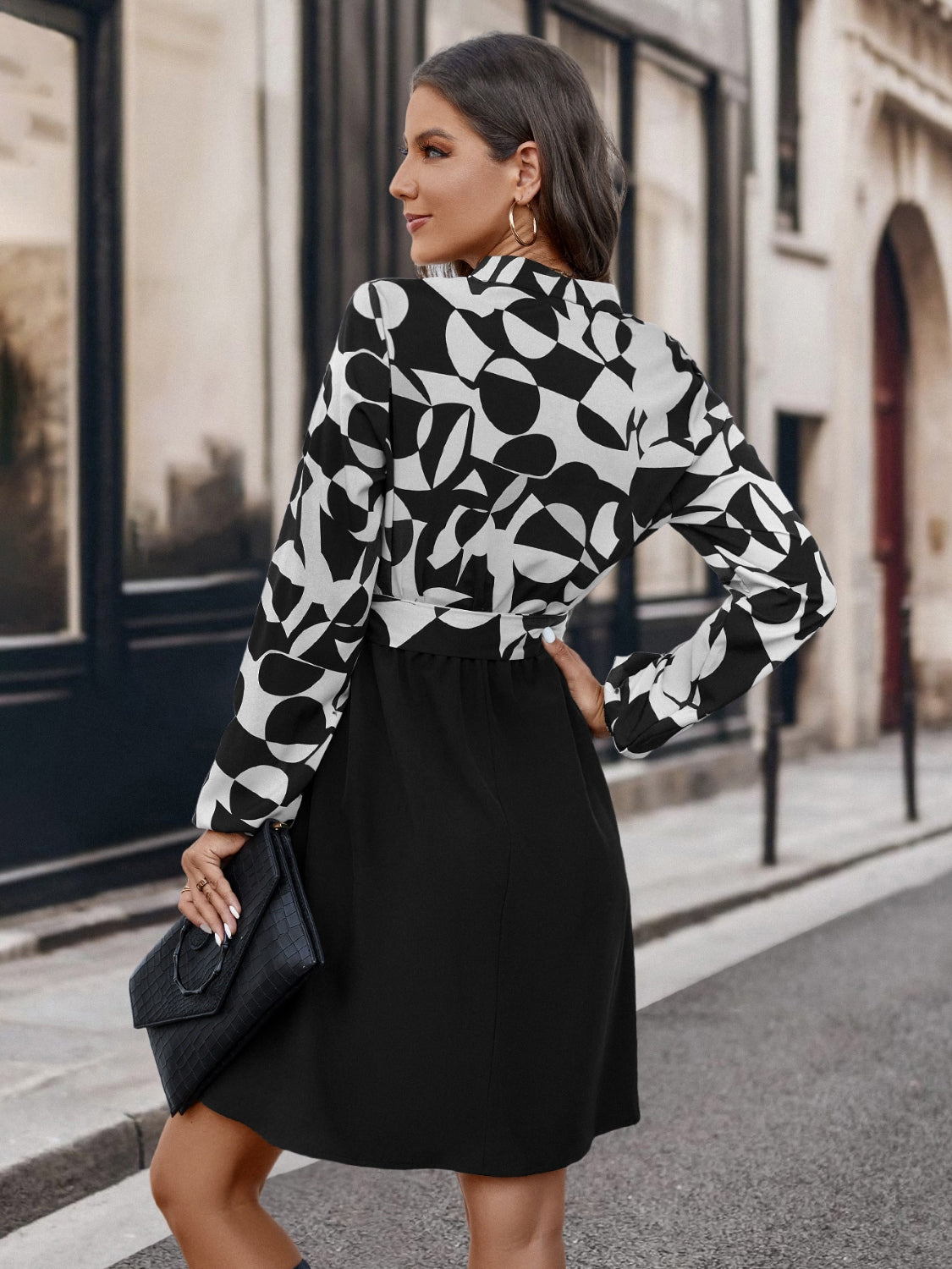 Robe à manches longues contrastée et nouée sur le devant