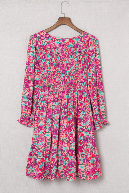 Robe smockée violette à imprimé floral, manches longues, ourlet à volants, col en V