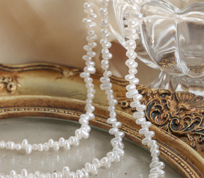 Exquisite and noble oval pearl design necklace in 18K gold