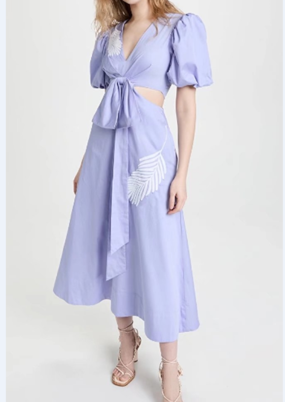 Lila Kleid mit Schleife und freiliegender Taille für den frühen Frühlingsurlaub