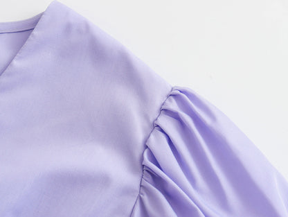 Robe violette à la taille avec nœud sur la poitrine pour les vacances du début du printemps