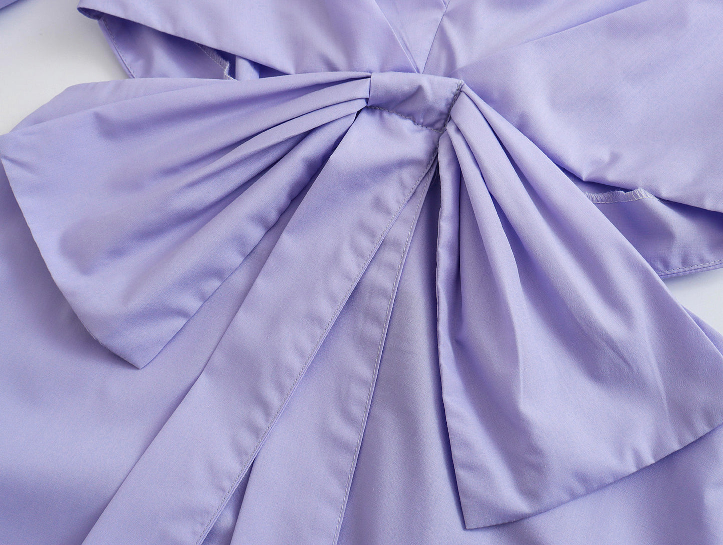 Robe violette à la taille avec nœud sur la poitrine pour les vacances du début du printemps