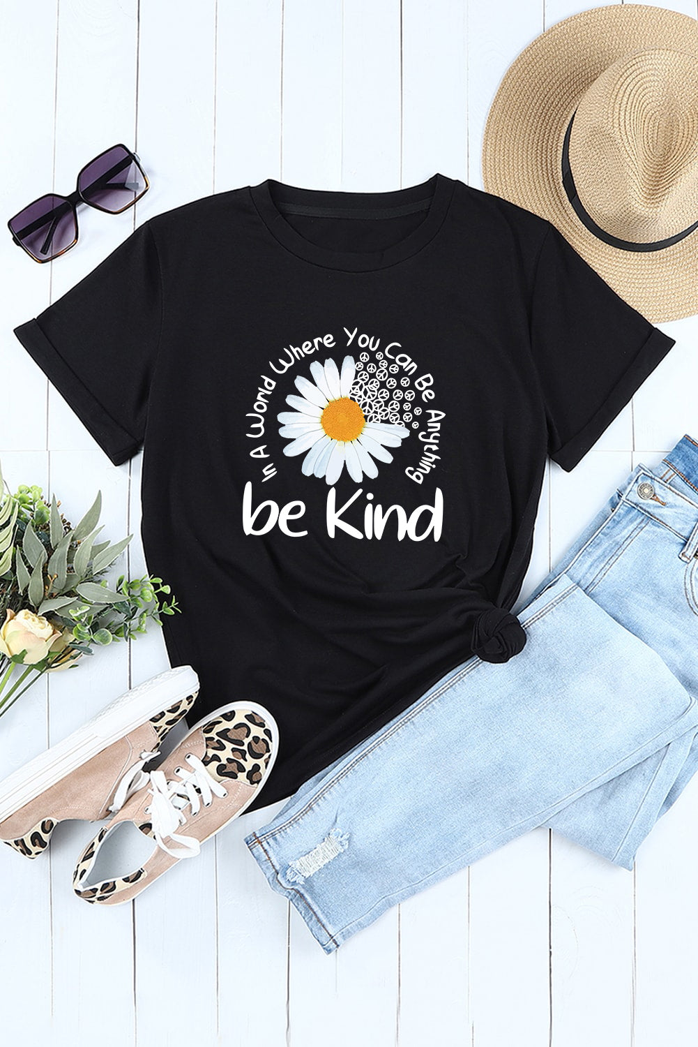 T-shirt à col rond noir décontracté avec slogan Daisy Be Kind