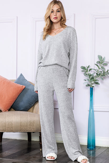 Hellgraues, lockeres Loungewear-Set aus geripptem Strickoberteil und Hose mit V-Ausschnitt