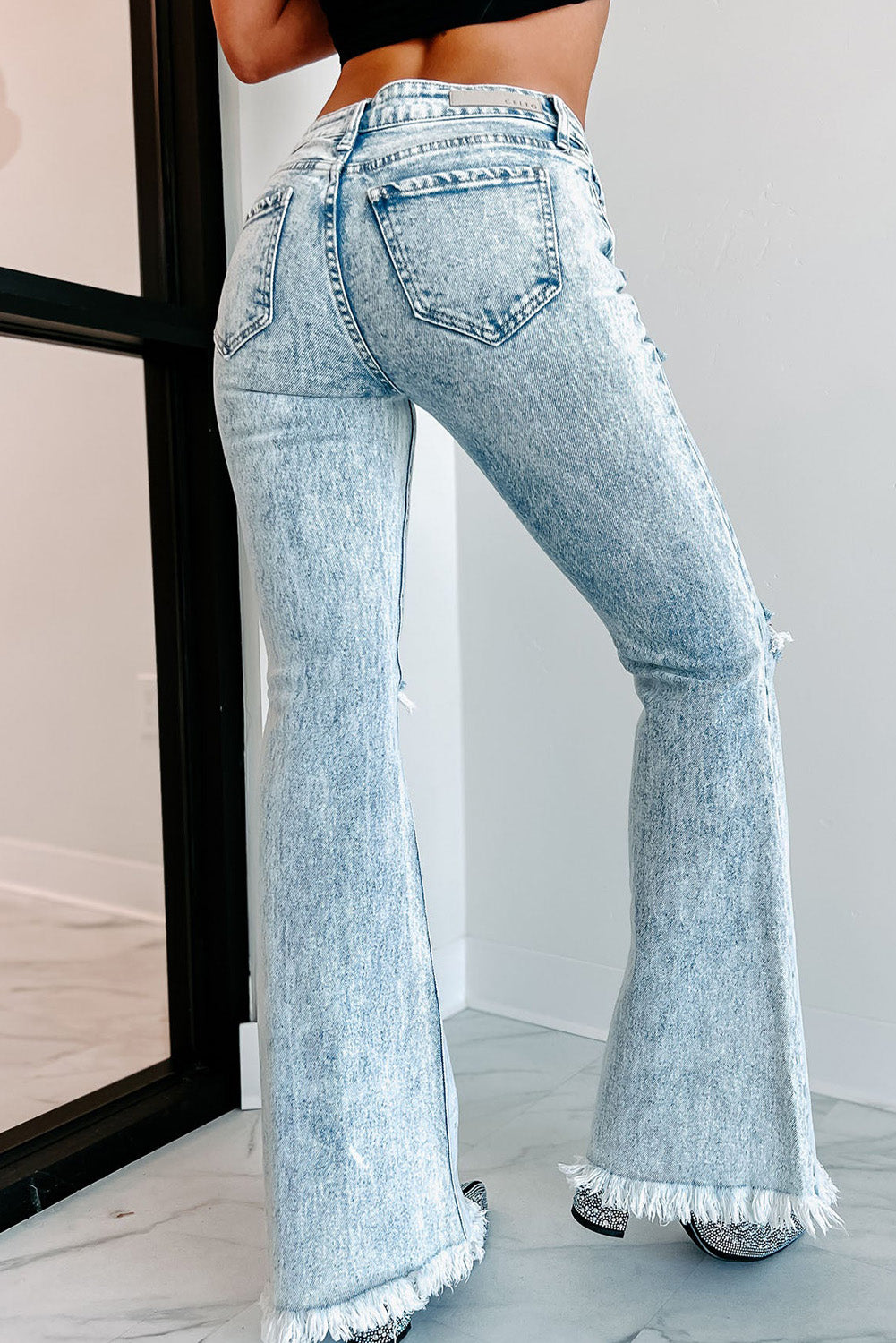 Himmelblaue Flare-Jeans in Distressed-Acid-Waschung