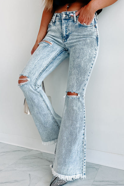 Himmelblaue Flare-Jeans in Distressed-Acid-Waschung