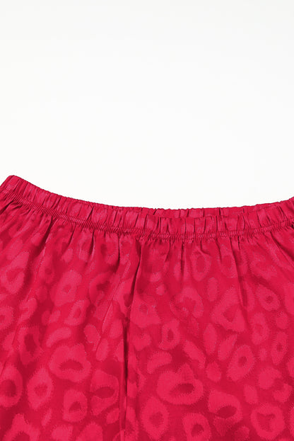 Feuriges rotes 2-teiliges Lounge-Set aus Satin-Langarmoberteil und Shorts mit Leopardenmuster