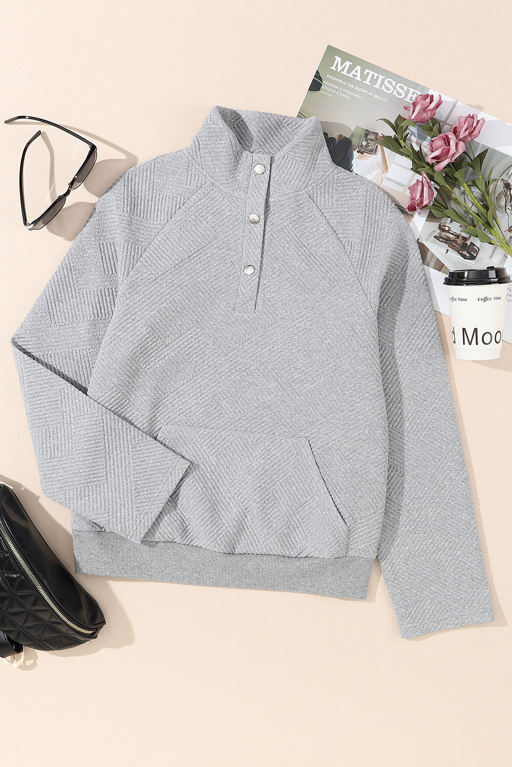 Schwarzes, strukturiertes Sweatshirt mit Henley-Kragen und Kängurutasche