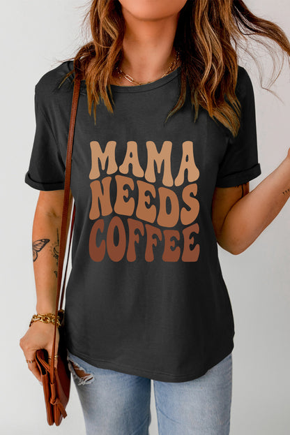 Schwarzes T-Shirt mit „MAMA NEEDS COFFEE“-Grafik