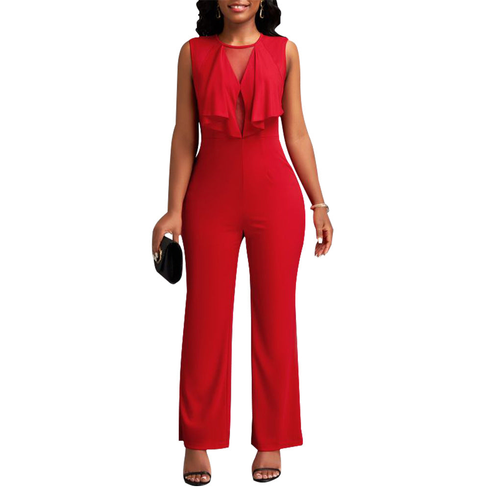 Damen tragen einen ärmellosen, geraden Jumpsuit mit Rüschen