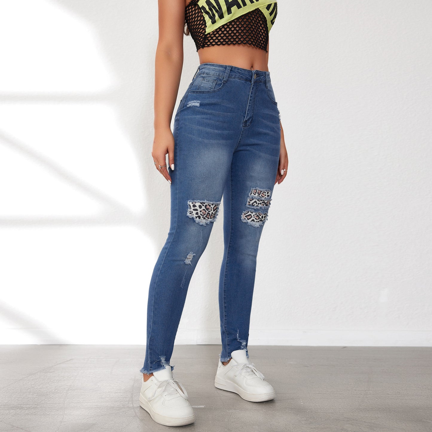 Spring Ripped Leopard Patch Slim Fit Schlankmachende Röhrenjeans mit mittlerer Taille und verwaschenem Schnitt für Damen