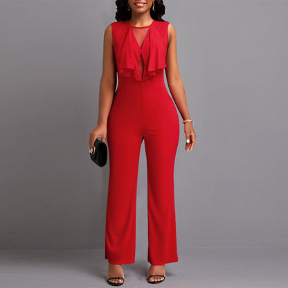 Damen tragen einen ärmellosen, geraden Jumpsuit mit Rüschen