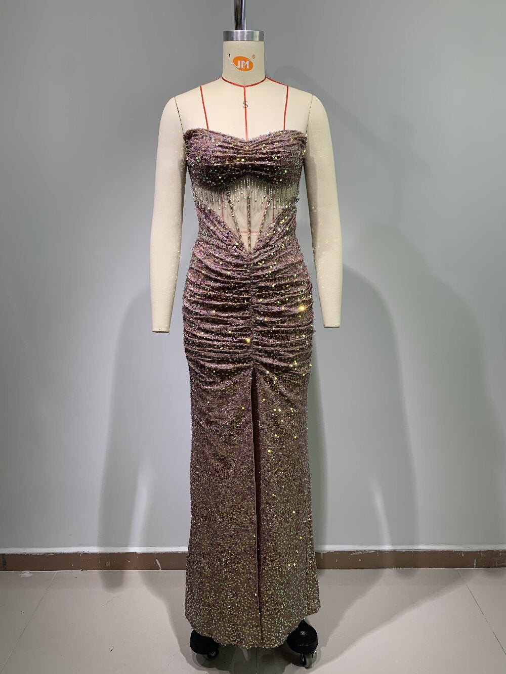 Robe plissée de luxe avec broderie lourde, chaîne de perçage de perles, maille, sans manches, fendue, robe de dîner élégante dorée