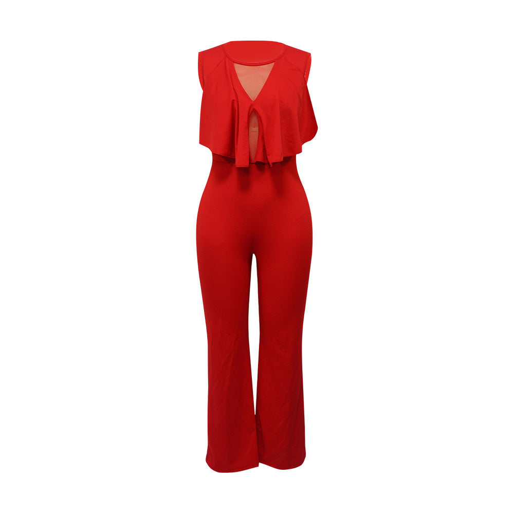 Damen tragen einen ärmellosen, geraden Jumpsuit mit Rüschen