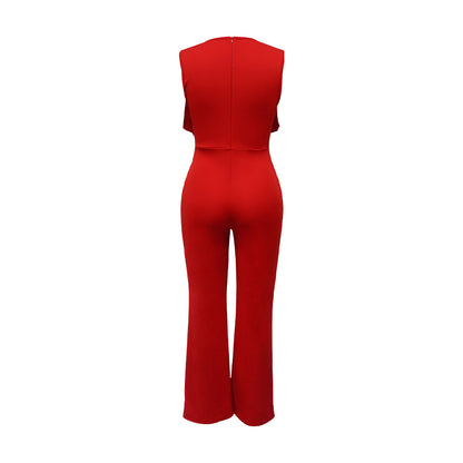 Damen tragen einen ärmellosen, geraden Jumpsuit mit Rüschen