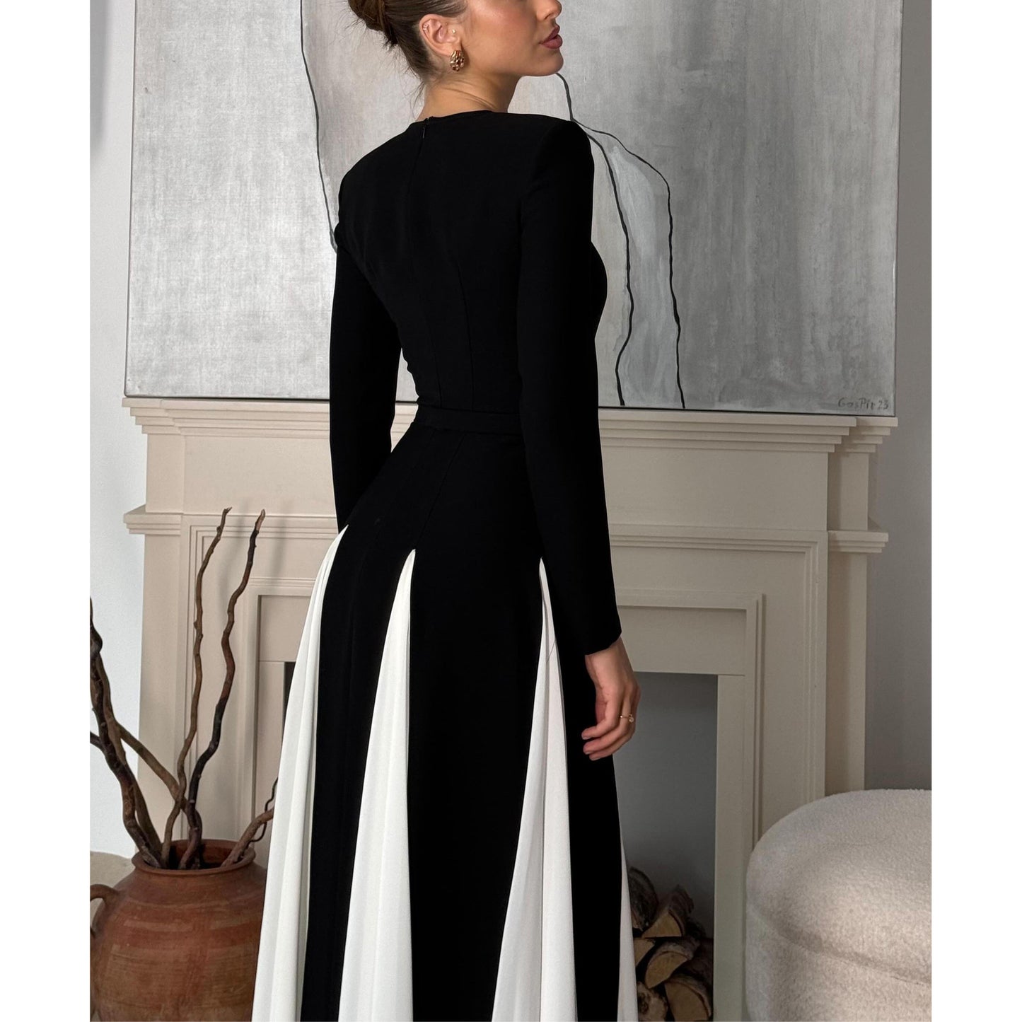 Langärmliges Kleid mit schwarzen und weißen Nähten für Damen