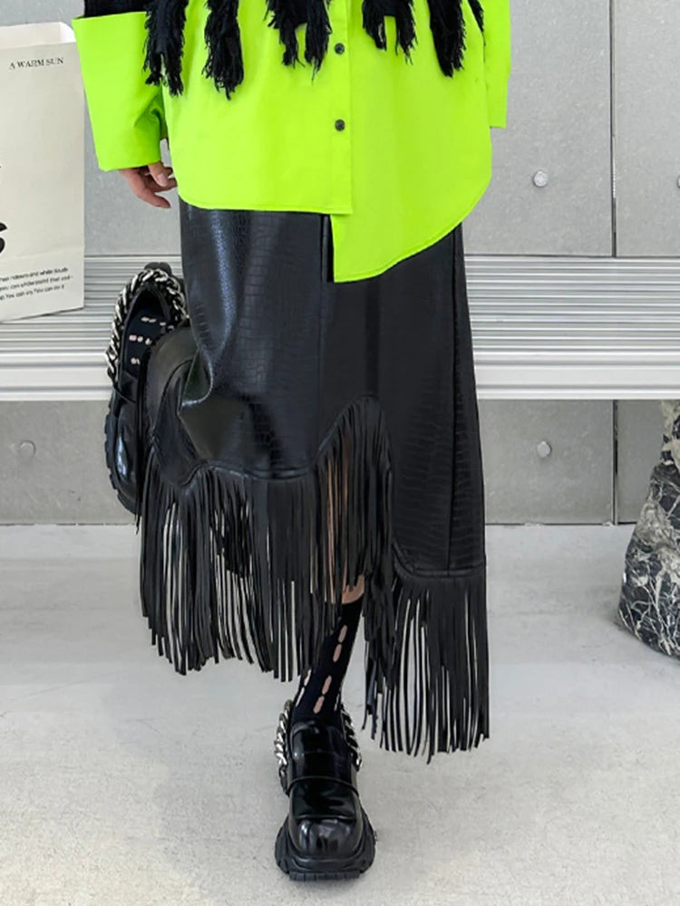 [EAM] High Elastic Waist Black Pu Leather Tassels Irregular Half-body Skirt Women Fashion Tide New Spring Autumn 2024 1DH1208